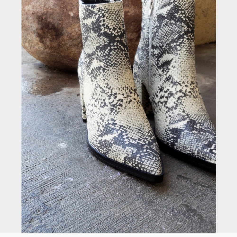 🚨//Coachella Collection// Snake print Bootie - Picture 4 of 6
